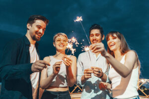 amigos desfrutando de uma festa no terraco (1)